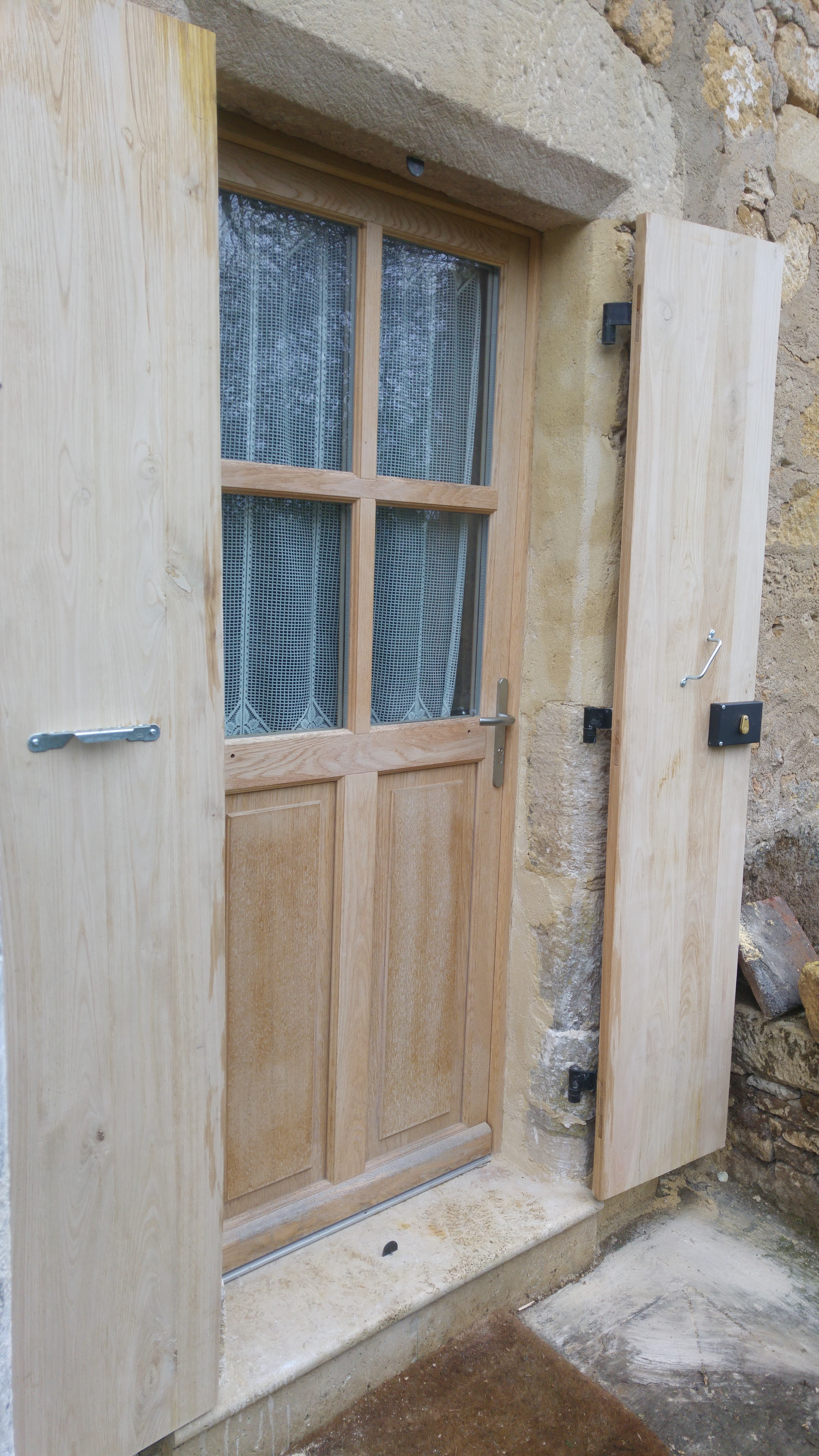 Création de Porte en Bois Massif